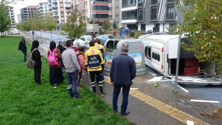 Malatya'da minibüsle çarpışan öğrenci servisi devrildi