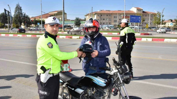 Malatya'da motosiklet sürücülerine ücretsiz kask dağıtıldı