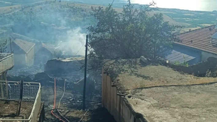 Malatya'da örtü yangını: 2 ev küle döndü