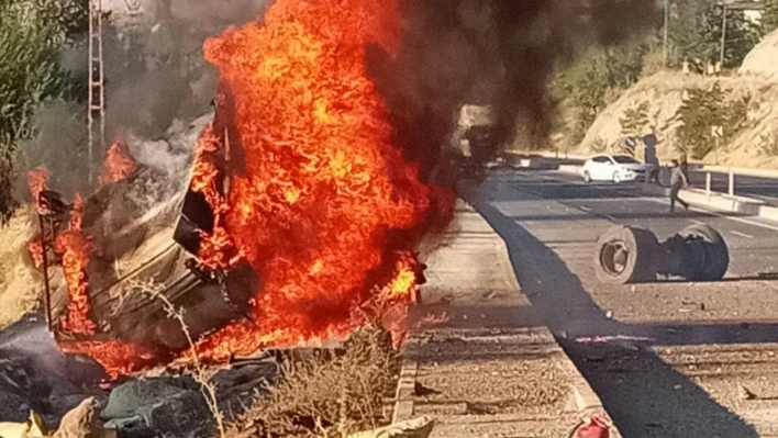 Malatya'da otobüs ile çarpışan tır devrilip alev alev yandı: 1 yaralı