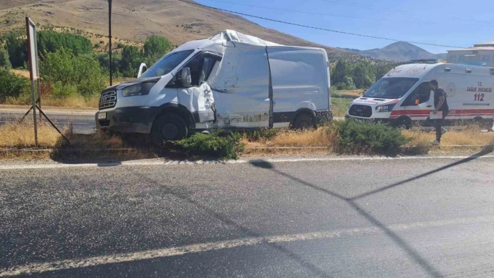 Malatya'da otobüs ile kamyonet çarpıştı, 1 yaralı