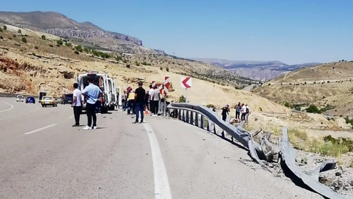 Malatya'da otomobil bariyerlere çarparak takla attı: 1 ölü, 2 yaralı