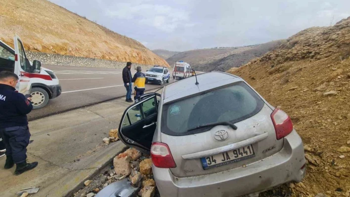 Malatya'da otomobil drenaj kanalına düştü: 3 yaralı