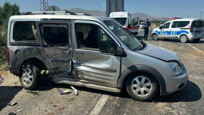 Malatya'da otomobil ile hafif ticari araç çarpıştı: 6 yaralı