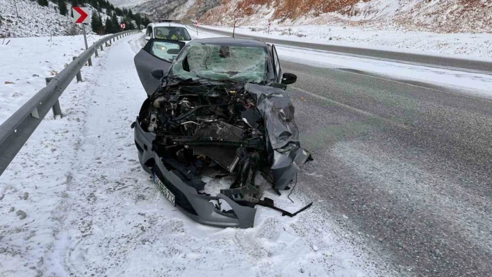 Malatya'da Otomobil tıra çarptı 1 yaralı