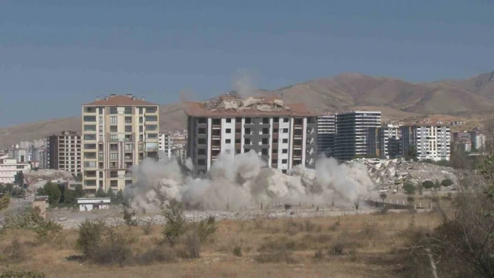 Malatya'da  bina yıkımlarına devam ediliyor