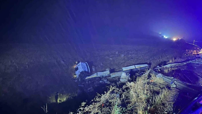 Malatya'da şarampole devrilen çekicinin sürücüsü hayatını kaybetti