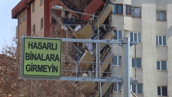 Malatya'da tabelalara 'Hasarlı binalara girmeyin' yazıları yazıldı