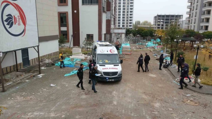 Malatya'da tadilat yapılan binada iskele çöktü: 2 ölü