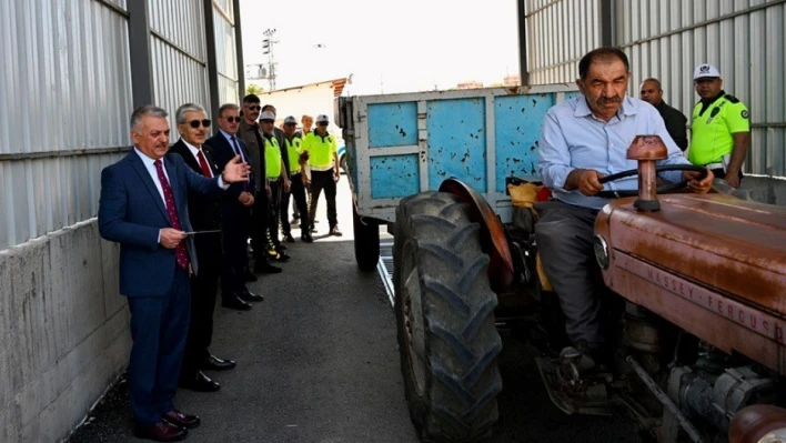 Malatya'da, traktör sürücülerine reflektör dağıtıldı