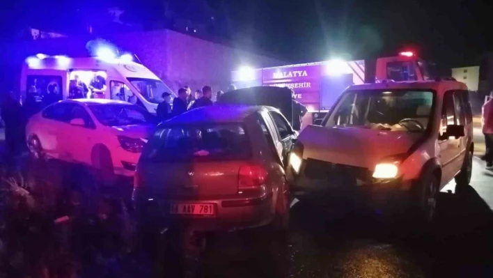 Malatya'da üç aracın karıştığı kazada 2 kişi yaralandı