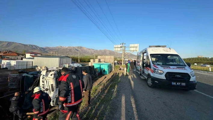 Malatya'da yolcu otobüsü devrildi: Çok sayıda yaralı var