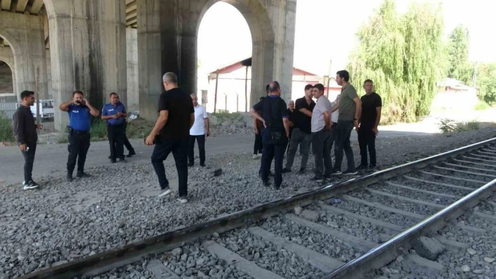 Malatya'da yük treninin çarptığı kişi hayatını kaybetti