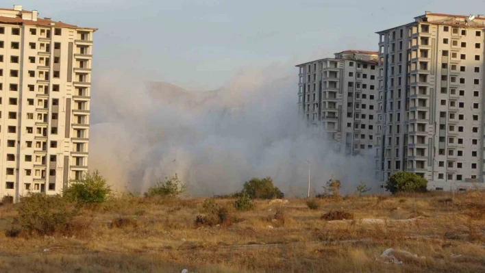 Malatya'da çok katlı binalar patlayıcı ile yıkılıyor