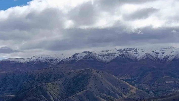 Malatya'da yüksek rakımlı bölgelere mevsimin ilk karı düştü
