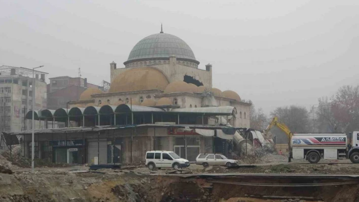 Malatya'nın sembol yapılarından Söğütlü Camii'nde yıkım başladı