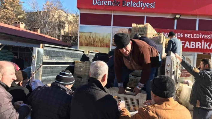 Malatyalı depremzedelere mandalina dağıttı