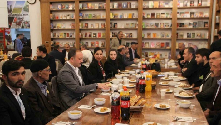 Malazgirt'te depremzedeler, şehit aileleri ve gaziler onuruna iftar yemeği