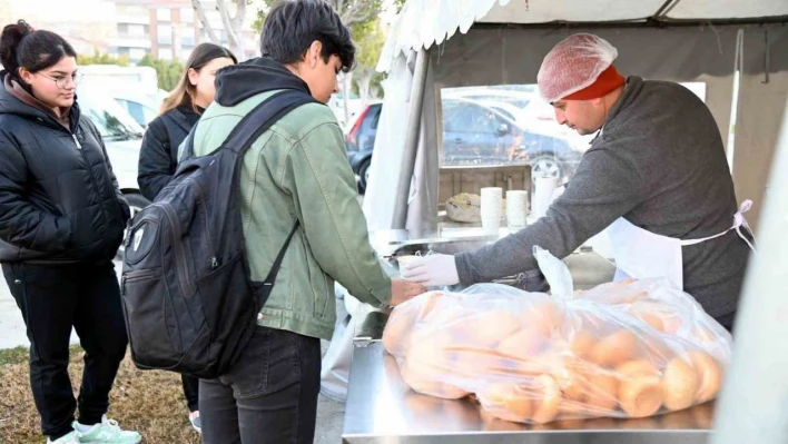 Manavgat Belediyesi'nden öğrencilere sıcak çorba