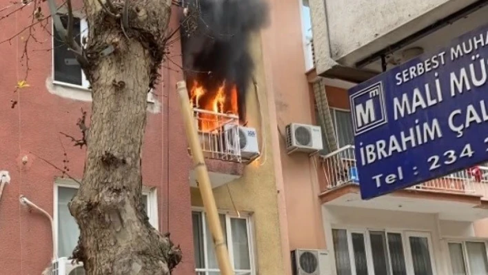 Manisa'da ev alev alev yandı: 4 yaralı