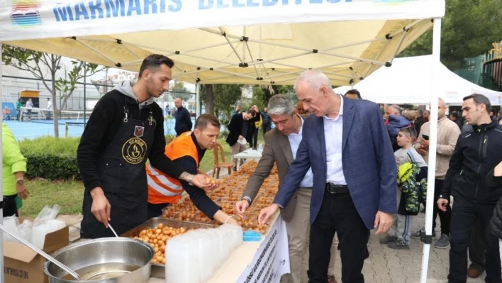 Marmaris'te depremde hayatını kaybedenler için lokma dağıtıldı