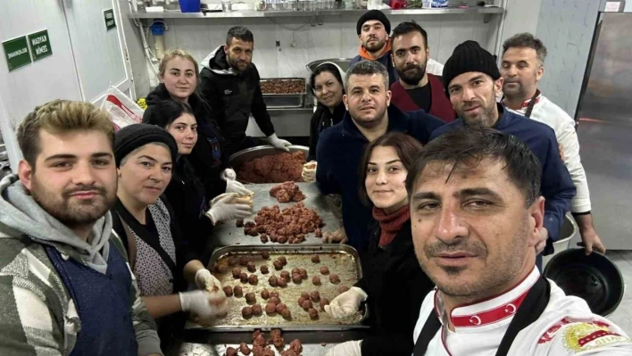 Marmarisli aşçılar kazanları depremzedeler için kaynatıyor