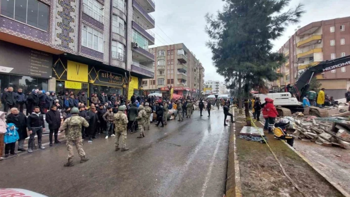 Mehmetçik deprem bölgesinde asayişi sağlama görevi de gerçekleştiriyor