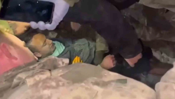 Mehmetçik Hatay'da bir vatandaşı daha enkaz altından sağ salim kurtardı