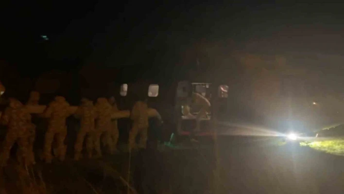 Mehmetçik vatandaşlara yardım malzemesi ulaştırmaya devam ediyor