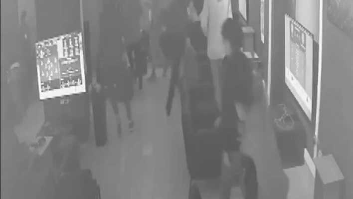 Mersin'de depremin panik anları güvenlik kameralarına yansıdı