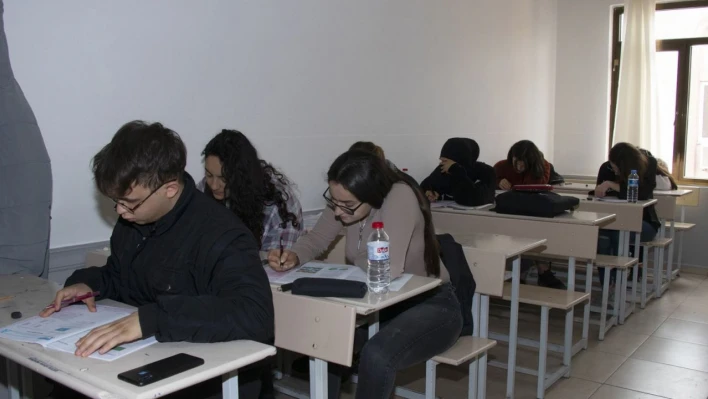 Mersin'de depremzede öğrenciler kurs merkezlerinde sınava hazırlanıyor