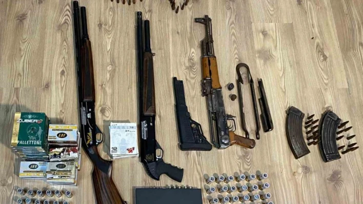Mersin'de evinde kalaşnikof ele geçirilen şüpheli tutuklandı