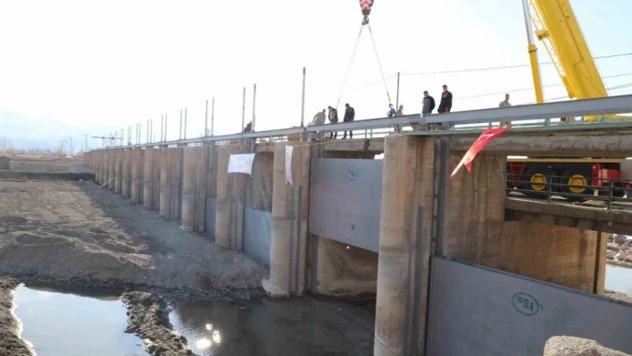 Mertekli Regülatöründe yenileme çalışmaları sonrasında yapımı tamamlanan kapaklar indirildi