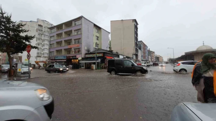 Meteoroloji uyarmıştı, Kars'ta caddeler göle döndü