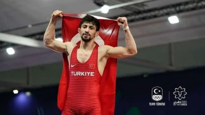 Milli güreşçi Kerem Kamal Mısır'dan altın madayla ile döndü