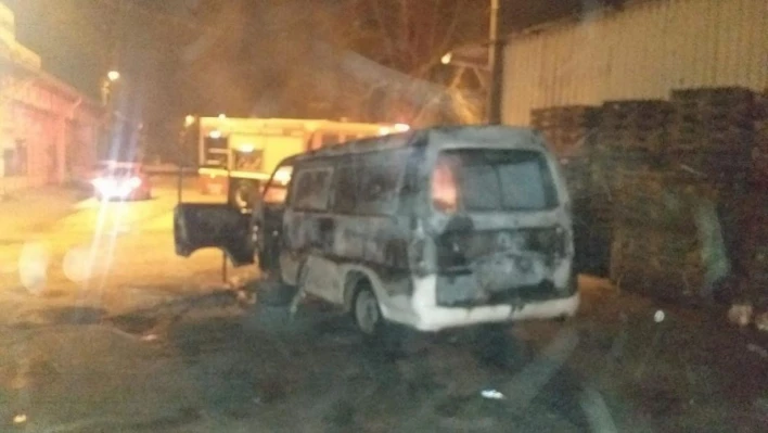 Minibüs küle döndü