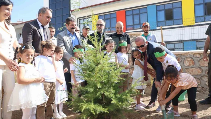 Minik öğrenciler, fidan dikerek okula başladı