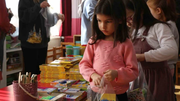 Minik öğrencilerden deprem bölgesindeki arkadaşlarına kırtasiye desteği