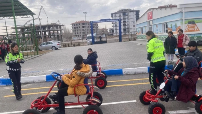 Minik öğrencilere uygulamalı trafik eğitimi