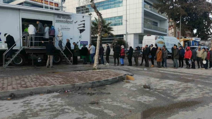 Mobil mutfak tırı, Adıyaman'da depremzedelere sıcak yemek vermeye başladı