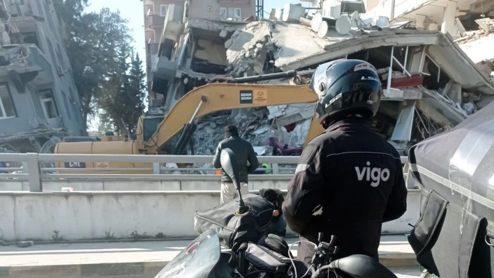 Moto kuryeler depremzedeler için gönüllü olarak hizmet veriyor