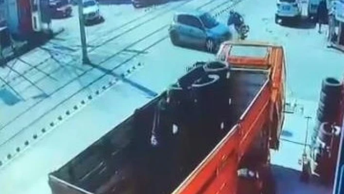 Motosiklet otomobil ile çarpıştı, o anlar kamerada
