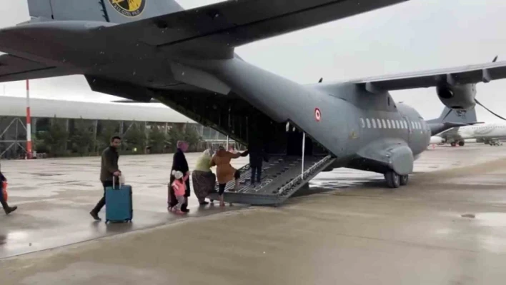 MSB: 'Hava Kuvvetlerimize ait uçakla depremzede vatandaşlarımızın Ankara'ya tahliyesi gerçekleştirildi'