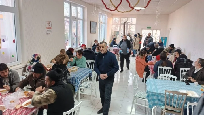 Mucur Belediyesi'nden depremzedelere çay ve yemek ikramı