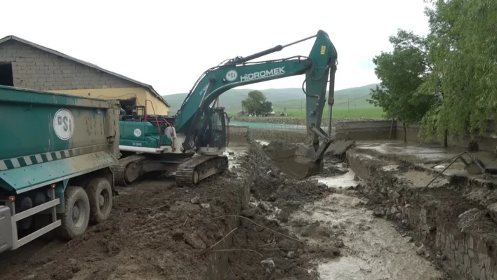 Muş'taki sel felaketinin yaraları sarılıyor