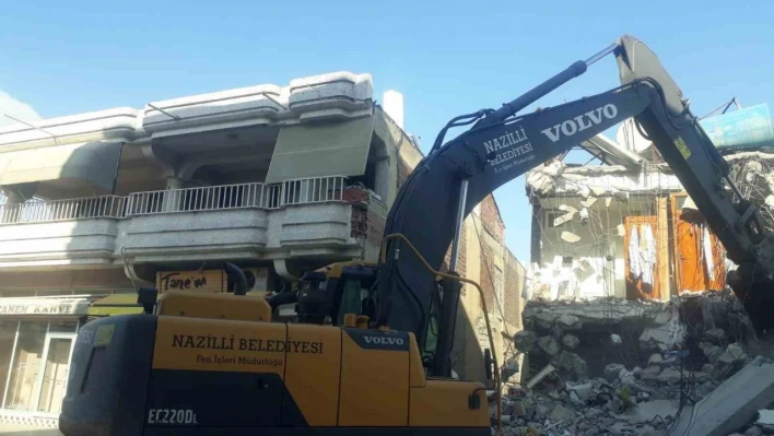 Nazilli Belediyesi deprem bölgesinde yaraları sarıyor