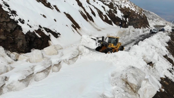 Nisan ayında 5 metre kar ile mücadele