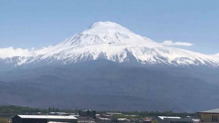 Nisan ayında Iğdır'ın yükseklerine kar yağışı