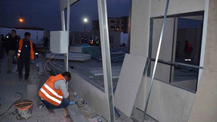 Nurdağı'nda depremzedeler için barınma çalışmaları devam ediyor