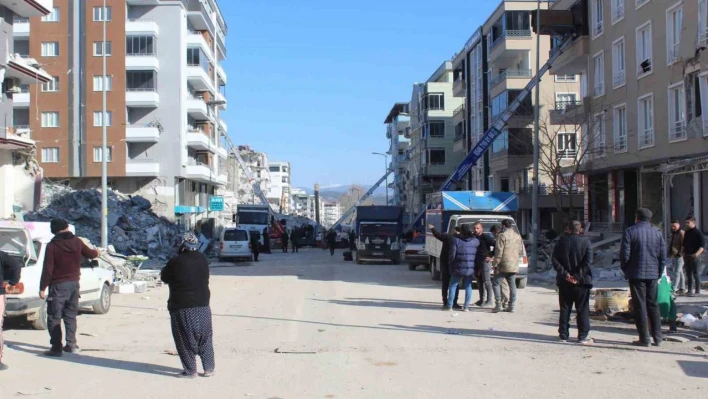 Nurdağı'ndaki depremzedeler yarım kalan hayalleriyle ilçeyi terk ediyor